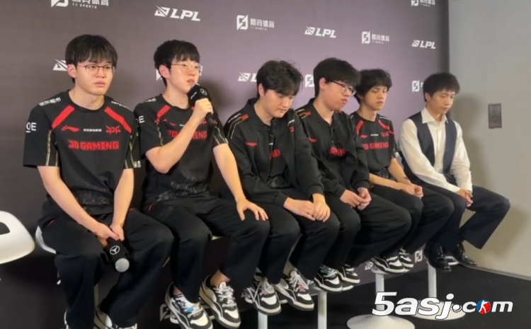 JDG爆冷0-2不敌iG赛后群访:Scout坦言潘岩组合失效 Clearlove直言BP需优化 JDG爆冷0-2不敌iG赛后群访:Scout坦言潘岩组合失效 Clearlove直言BP需优化