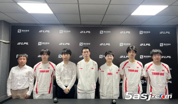 WE横扫FPX赛后全解析：家人助阵+史诗翻盘！教练揭秘JDG