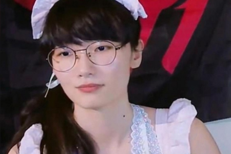 女版Faker：抖音主播莎赫儿挂T1战旗直播LOL 官方账号