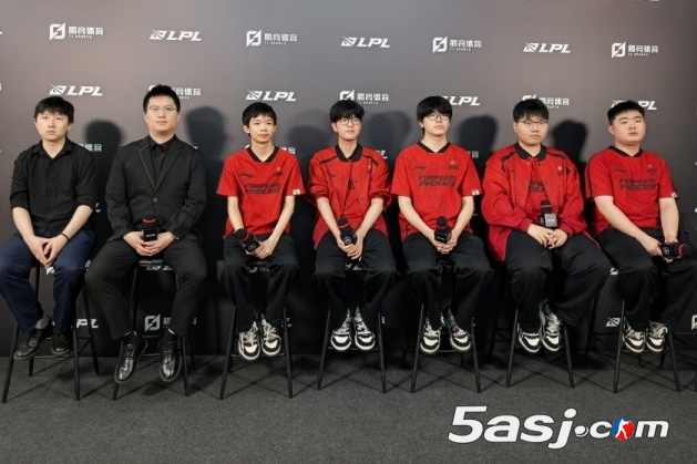 赛后采访：FPX不敌BLG！Jiejie首秀谈加盟原因：'想留在赛场'，教练盛赞'战术枢纽'作用