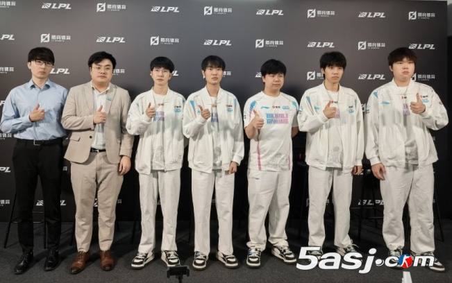 BLG 2-0碾压FPX锁定积分第二！Knight兔子1V3封神，教练直言中期问题亟待解决（含全员采访）