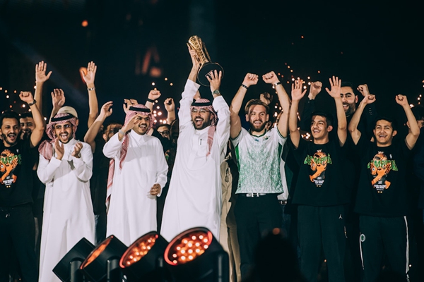 Falcons俱乐部豪夺700万美金！EWC总冠军庆典惊现C罗 N