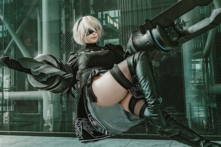 日本美女Cos《尼尔》2B和2A性感形象，肉感美腿、黑丝网袜和兔女郎等造型吸引眼球