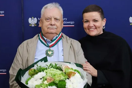 历史性荣誉！《巫师》之父萨普科夫斯基获波兰金质文化功勋奖章，CDPR发文致敬