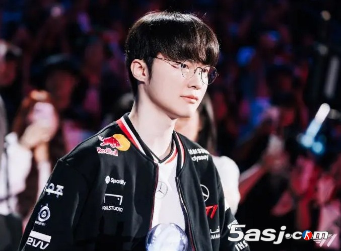 Faker调侃Oner抢五杀恩怨！T1锁定世界赛名额，赛后采访爆笑复盘 | LCK季后赛焦点