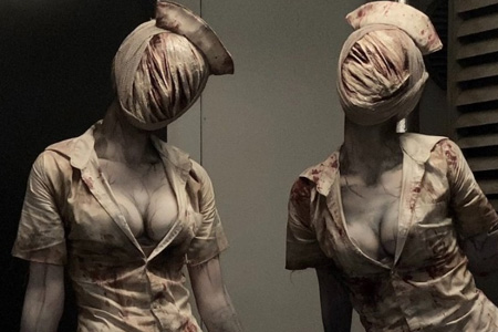 国外双胞胎姐妹cos《寂静岭》护士角色，性感和恐惧都是双倍的！