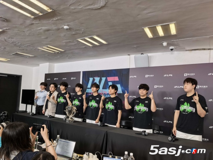 BLG赛后群访：Bin霸气喊话T1“先赢LPL四号种子”｜年度总决赛深度复盘