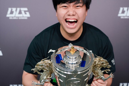 Shad0w更新社媒分享夺冠感受：第一次捧杯但不是最后一