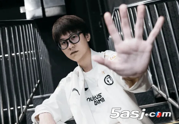 Meiko迎战宿命之敌！iG生死战对决T1，老将揭秘11年巅峰秘诀：版本与英雄池