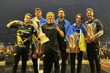 NAVI首展修复版哥本哈根Major冠军奖杯 裂痕见证传奇