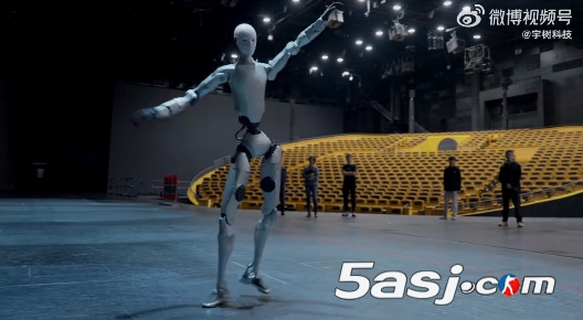 宇树科技Unitree H2仿生人形机器人亮相,180cm拟人设计革新服务机器人领域 宇树科技Unitree H2仿生人形机器人亮相,180cm拟人设计革新服务机器人领域