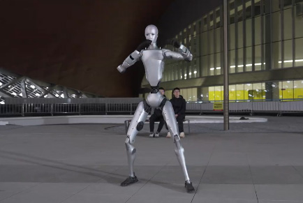 宇树科技Unitree H2仿生人形机器人亮相，180cm拟人设计革新服务机器人领域