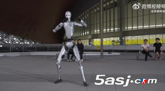 宇树科技Unitree H2仿生人形机器人亮相,180cm拟人设计革新服务机器人领域 宇树科技Unitree H2仿生人形机器人亮相,180cm拟人设计革新服务机器人领域