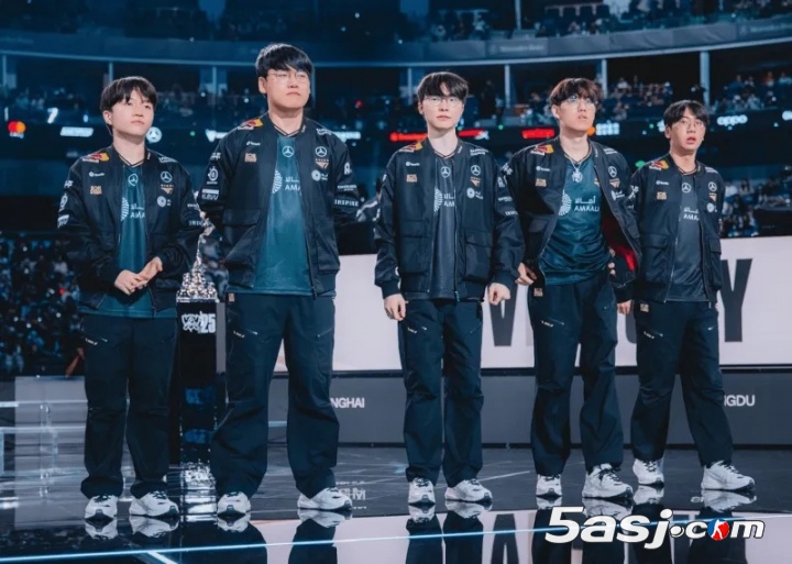 传奇加冕!T1力克KT斩获S15冠军,成就史无前例全球总决赛六冠王伟业 传奇加冕!T1力克KT斩获S15冠军,成就史无前例全球总决赛六冠王伟业