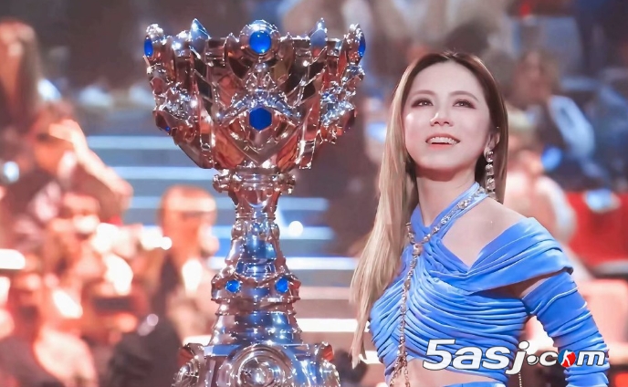 独家幕后！邓紫棋含泪坦言S15全球总决赛压力爆表：突然成了全场唯一中国人