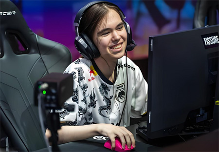 V社引众怒！donk致敬恩师hally签名遭删除，布达佩斯Major贴纸争议再起