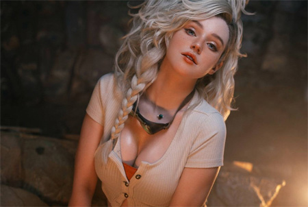 俄罗斯模特cos《怪物猎人：荒野》杰玛，火热性感身材撩人！