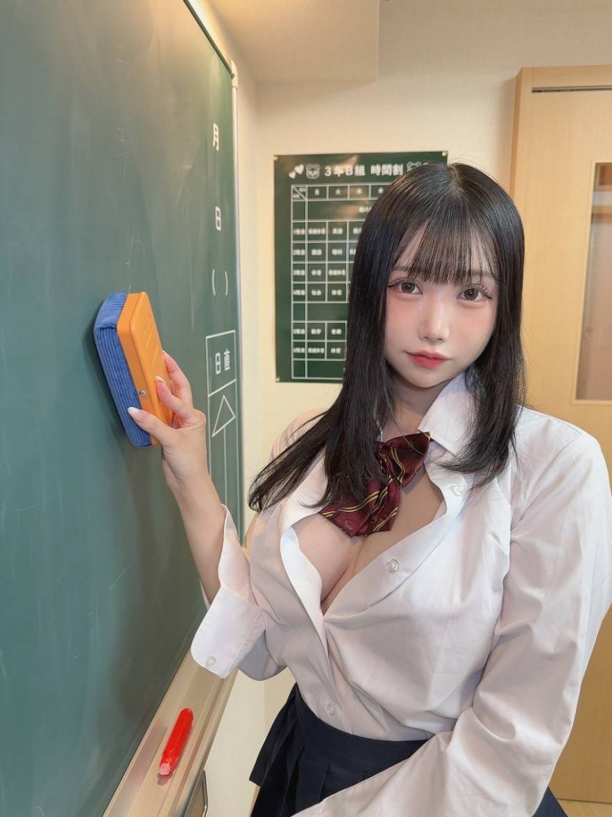 美女推主白豚inyuna福利图赏：曲线丰腴性感迷人