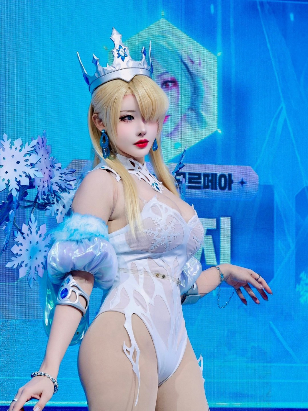 韩援Coser Yasal分享Cos《棕色尘埃2》冰雪女王最新美图