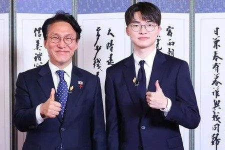 T1传奇中单选手Faker接受了韩国总理的访谈；希望游戏能给更多人带来灵感、好影响，激励更多人