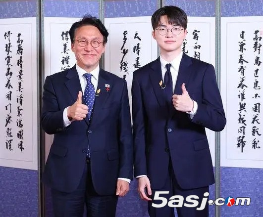 T1传奇中单选手Faker接受了韩国总理的访谈；希望游戏能给更多人带来灵感、好影响，激励更多人