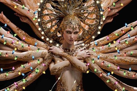 圣诞被迫营业！《堕落之主2》性感诡异女神Scion挂满彩灯，成人向美学引爆全网争议！