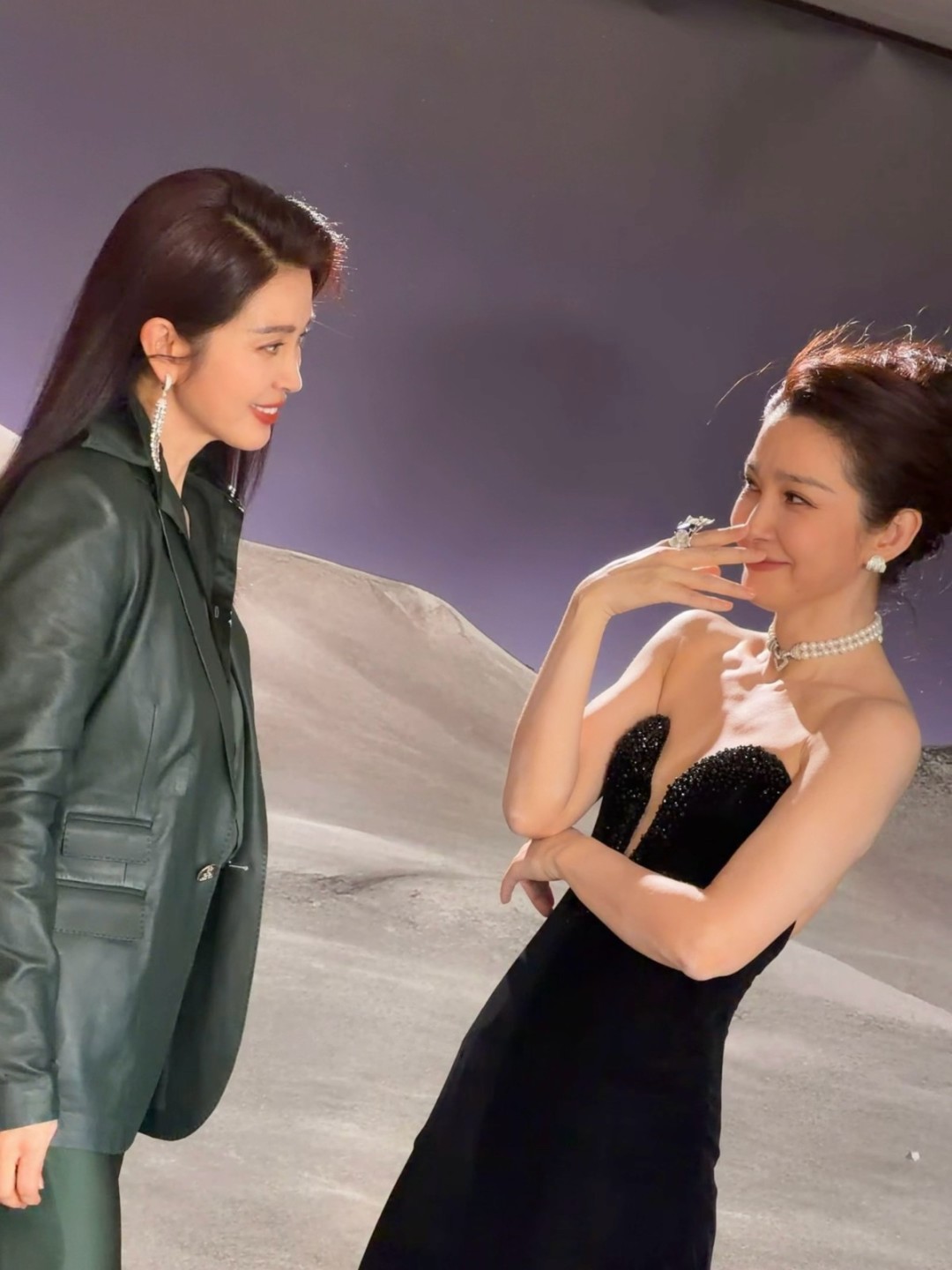 李冰冰和妹妹李雪一起惊艳亮相：内娱冰雪奇缘姐妹花