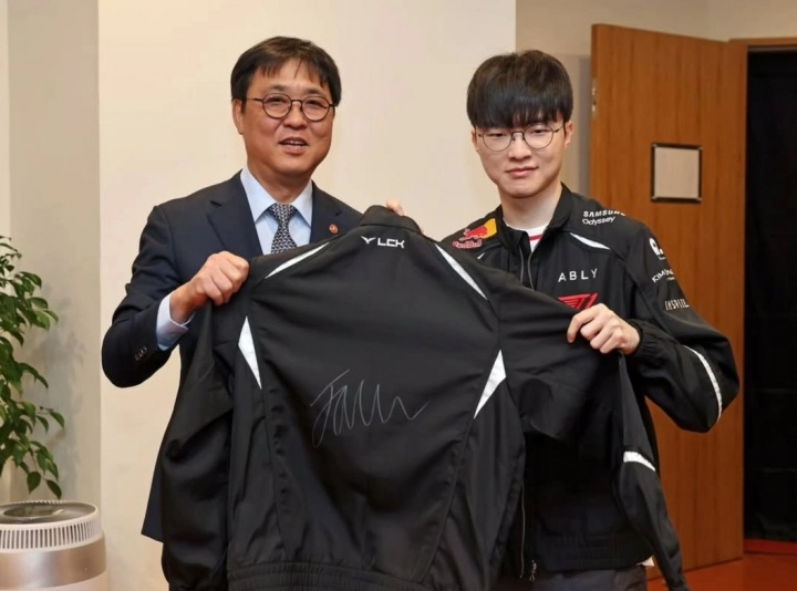 韩国文体观光部部长：非常荣幸Faker特意为我准备了亲笔签名队服