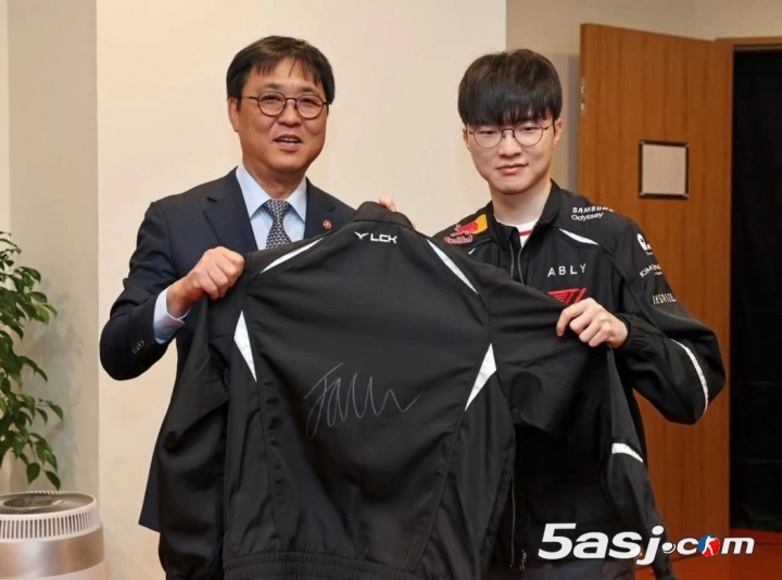 韩国文体观光部部长：非常荣幸Faker特意为我准备了亲笔签名队服